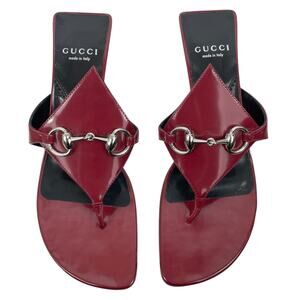 サンダル・ミュール Gucci Burgundy Leather Thong Sandals Gucci Crinkled Leather GG Marmont Flat Thong Sandals